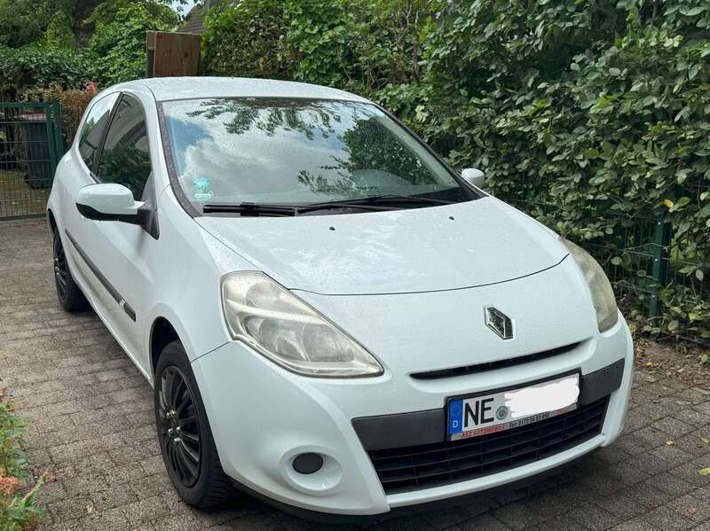 Weiß Gebraucht 2010 Renault Clio II Limousine | 3.150 € (Fairer Preis) - Bild 1/4