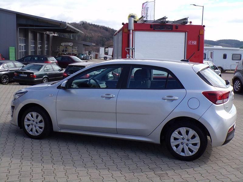 Gebraucht Kia Rio Edition 7 84 PS (61 kW) 2022 Silber Limousine