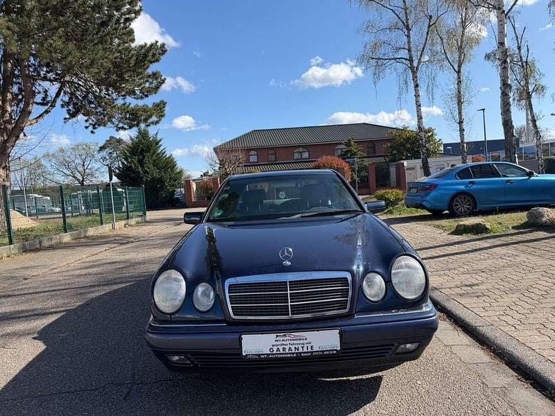 Brugt Mercedes E280 204 HK (150 kW) 1998 Blå Sedan