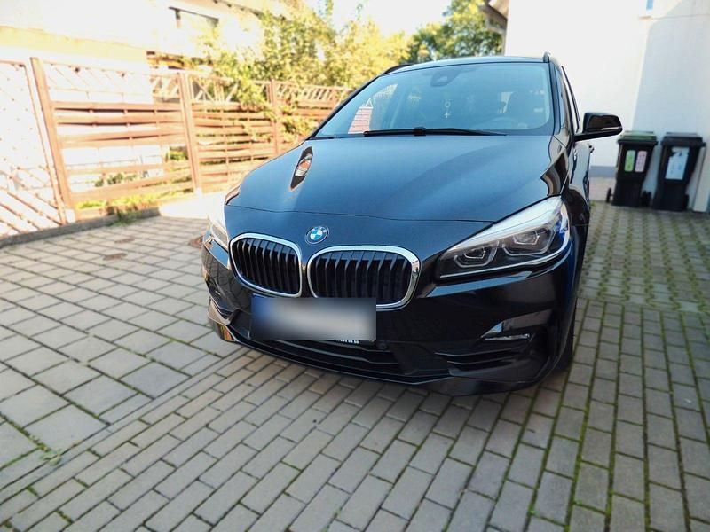 Schwarz Gebraucht 2018 BMW 218 Gran Tourer Sport Line Van / Kleinbus | 10.550 € (Fairer Preis) - Bild 1/4