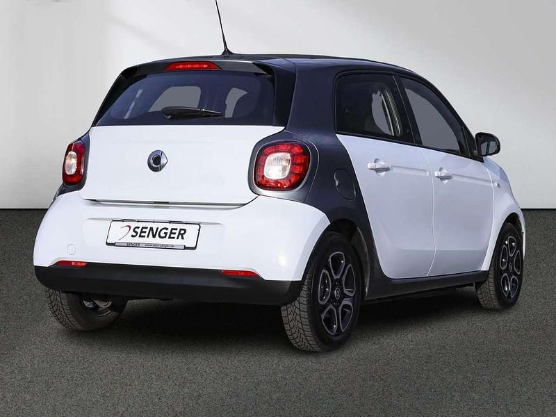 Gebraucht Smart ForFour Electric Drive Passion 60 kW (82 PS) 2020 Karosserie in white Limousine