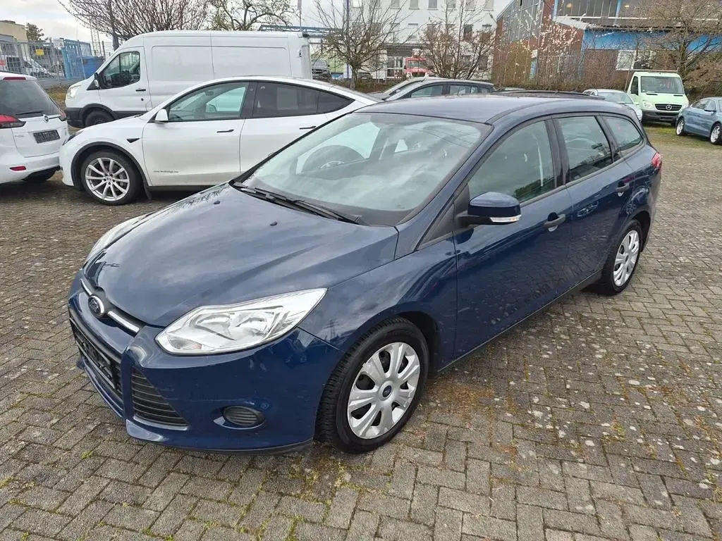 Używany Ford Focus Ambiente 101 KM (74 kW) 2014 Niebieski Sedan/Limuzyna