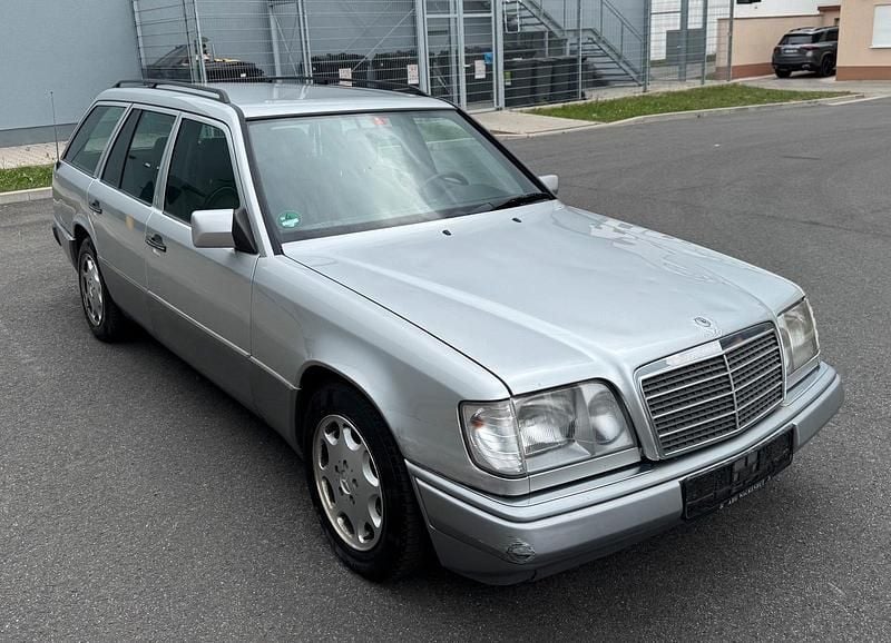 Silber Gebraucht 1994 Mercedes E280 Kombi | 2.890 € - Bild 1/4