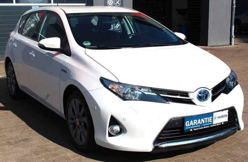 Weiß Gebraucht 2014 Toyota Auris Hybrid Edition Limousine | 11.990 € (Fairer Preis) - Bild 1/4