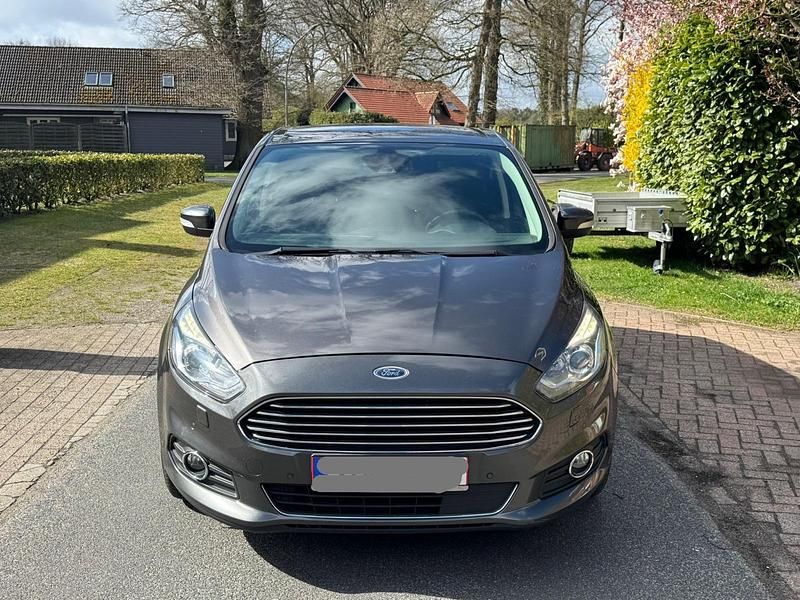 Gebraucht Ford S-MAX Titanium 180 PS (132 kW) 2018 Grau Van / Kleinbus