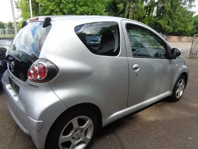 Używany Toyota Aygo Cool 68 KM (50 kW) 2012 Srebrny Hatchback