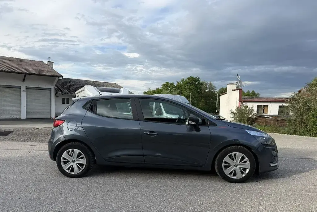 Gebraucht Renault Clio IV Life 73 PS (53 kW) 2016 Grau Limousine