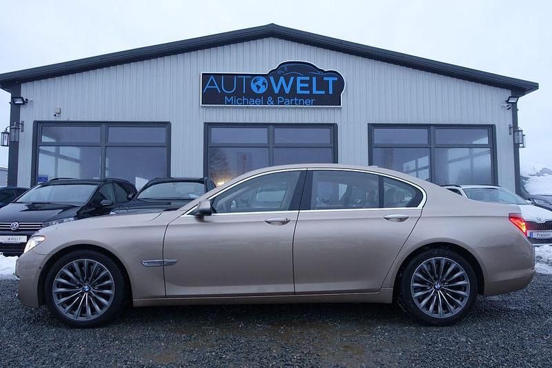 Gebraucht BMW 750 Sport Line 449 PS (330 kW) 2013 Beige Limousine