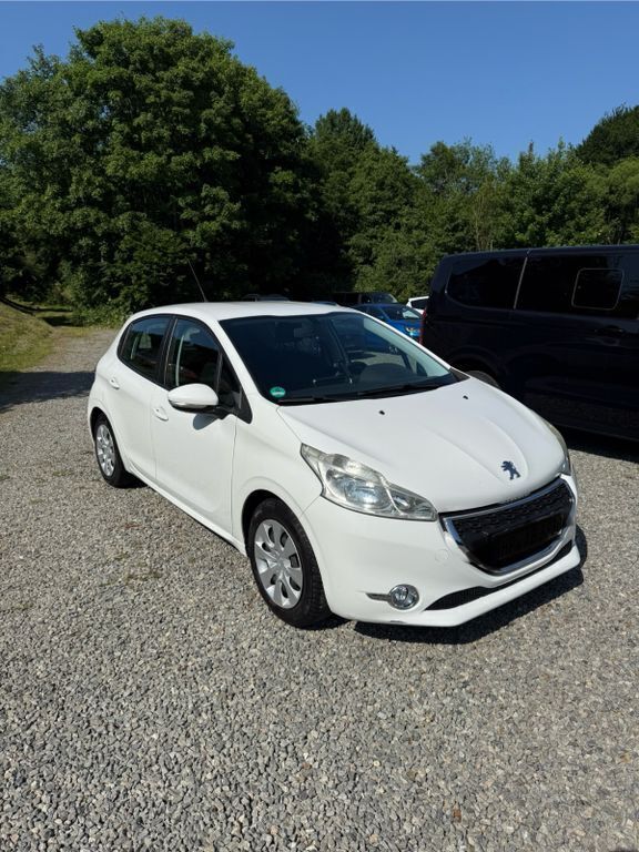 Weiß Gebraucht 2012 Peugeot 208 Active Kleinwagen | 4.600 € (Guter Preis) - Bild 1/4