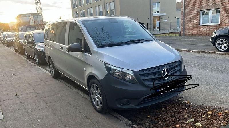 Grau Gebraucht 2017 Mercedes Vito Van / Kleinbus | 20.300 € (Fairer Preis) - Bild 1/4
