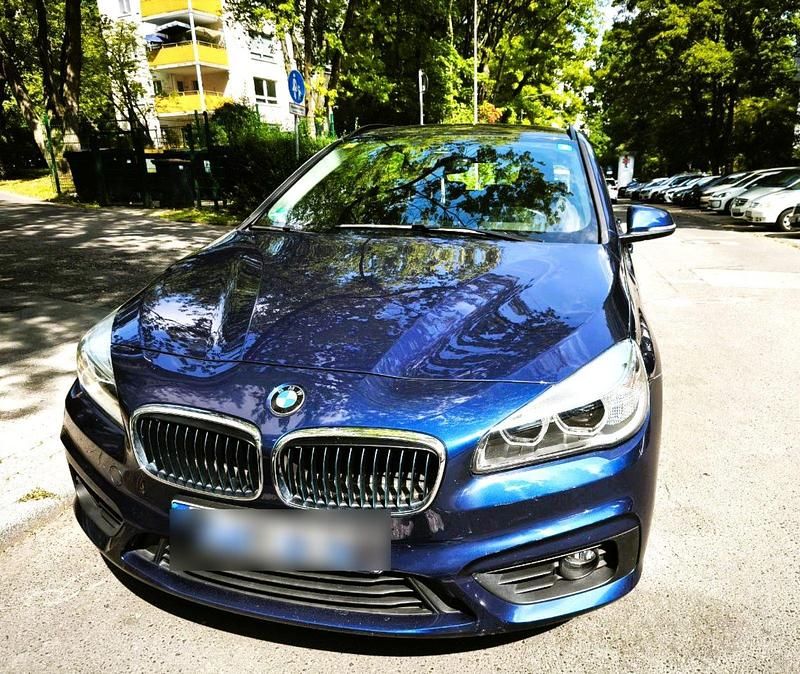 Blau Gebraucht 2017 BMW 225 iPerformance Kombi | 16.500 € - Bild 1/4