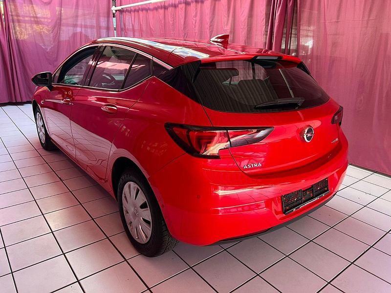 Gebraucht Opel Astra Innovation 105 PS (77 kW) 2016 Rot Kleinwagen