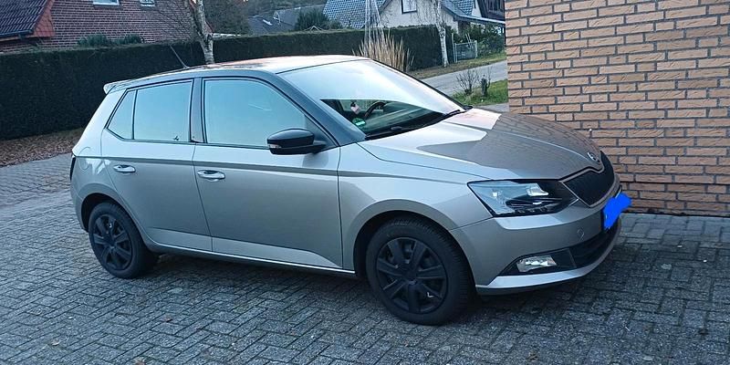 Gelb Gebraucht 2015 Skoda Fabia Kleinwagen | 6.200 € (Fairer Preis) - Bild 1/4
