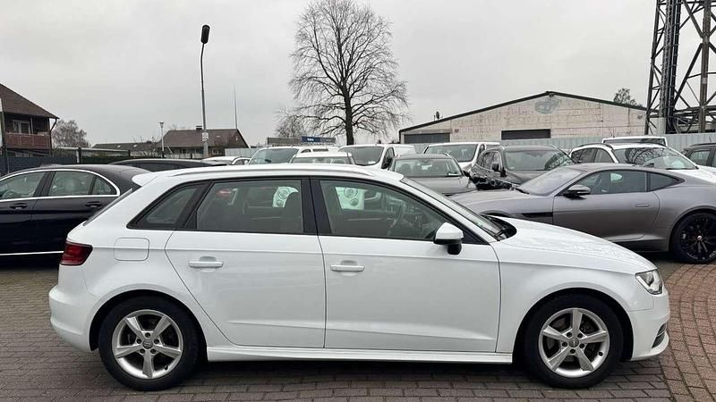 Gebraucht Audi A3 Sportback Attraction 110 PS (80 kW) 2015 Weiß (gletscherweiss) Kleinwagen