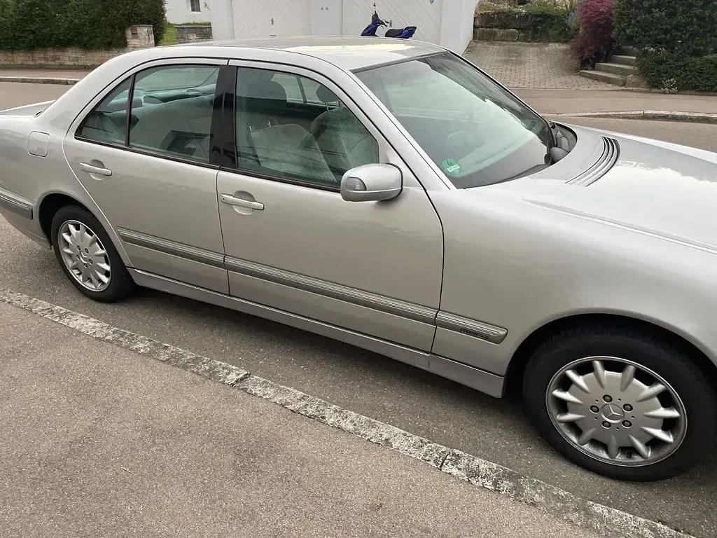Gebraucht Mercedes E280 Avantgarde 204 PS (150 kW) 2000 Silber Limousine