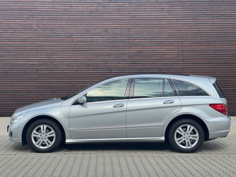 Silber Gebraucht 2007 Mercedes R500 Van / Kleinbus | 17.900 € - Bild 1/4