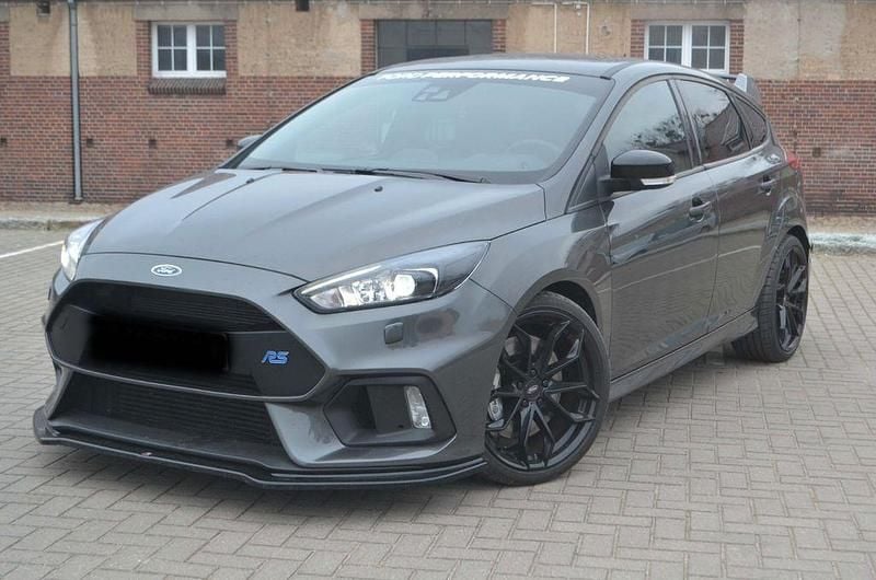Grau Gebraucht 2017 Ford Focus RS Limousine | 28.000 € - Bild 1/4