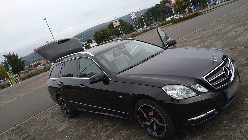 Schwarz Gebraucht 2010 Mercedes E250 Avantgarde Kombi | 11.200 € (Etwas zu teuer) - Bild 1/4