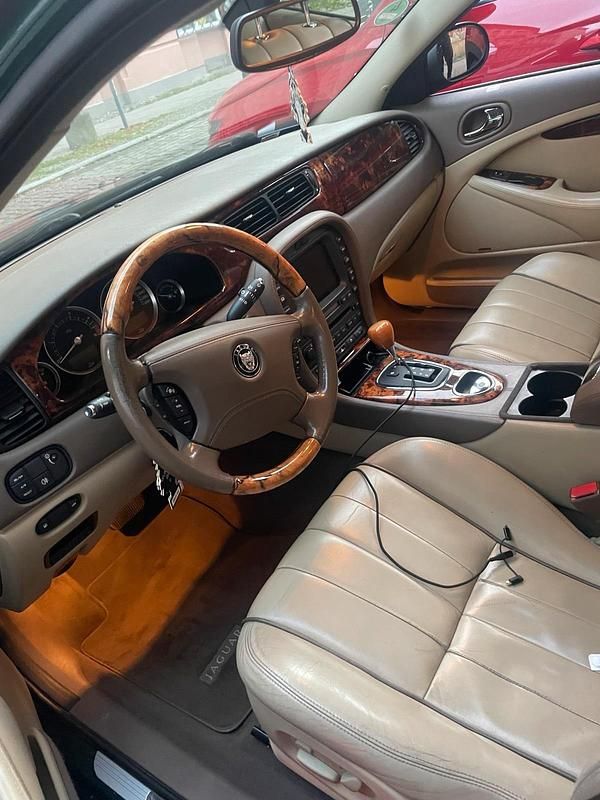 Grün Gebraucht 2021 Jaguar S-Type S Limousine | 3.000 € - Bild 1/4
