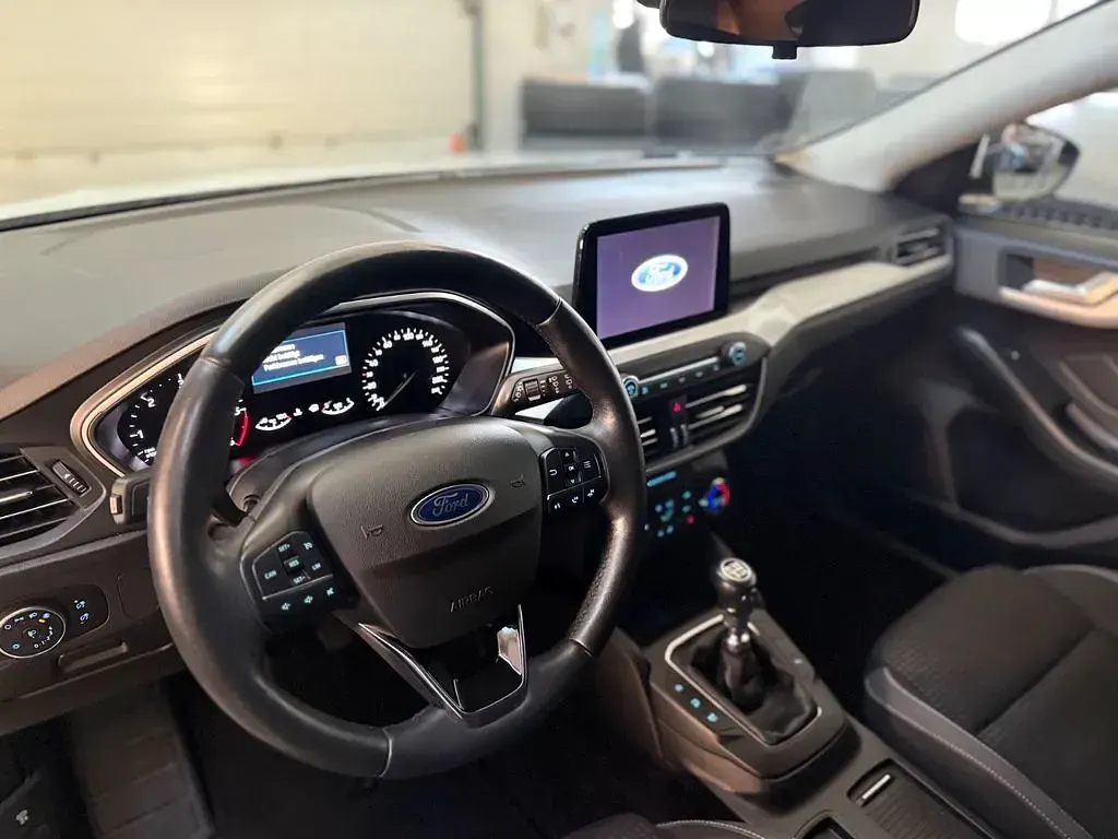 Używany Ford Focus Cool & Connect 120 KM (88 kW) 2020 Biały Sedan/Limuzyna