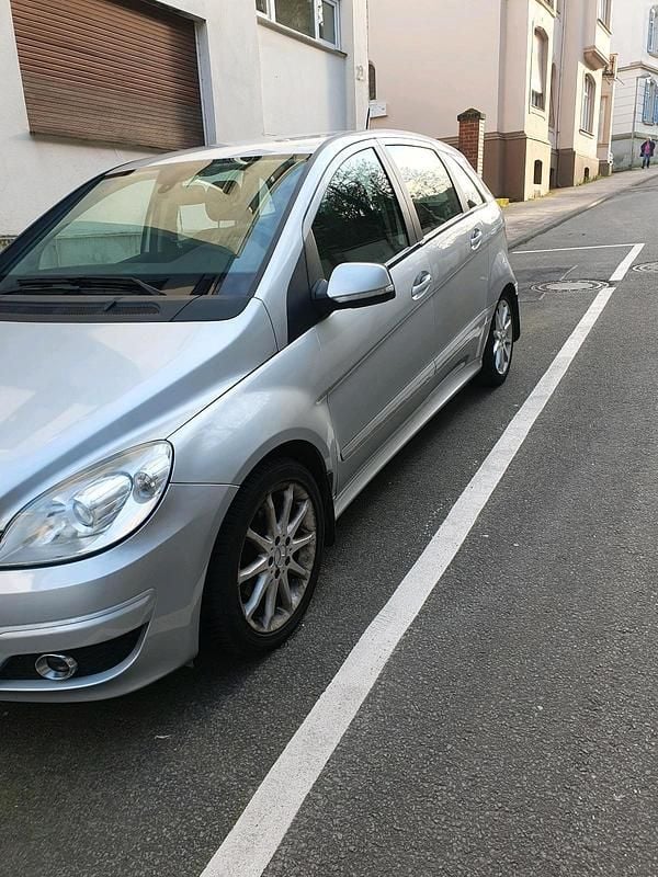 Gebraucht Mercedes B180 109 PS (80 kW) 2011 Silber Van / Kleinbus