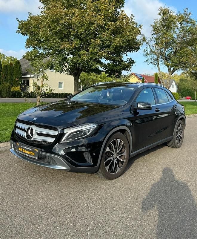 Schwarz Gebraucht 2016 Mercedes GLA180 SUV | 14.850 € (Guter Preis) - Bild 1/4
