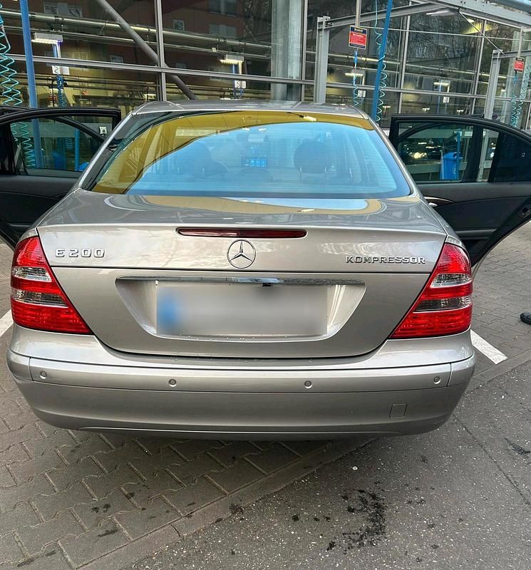 Gebraucht Mercedes E200 163 PS (119 kW) 2005 Silber Limousine