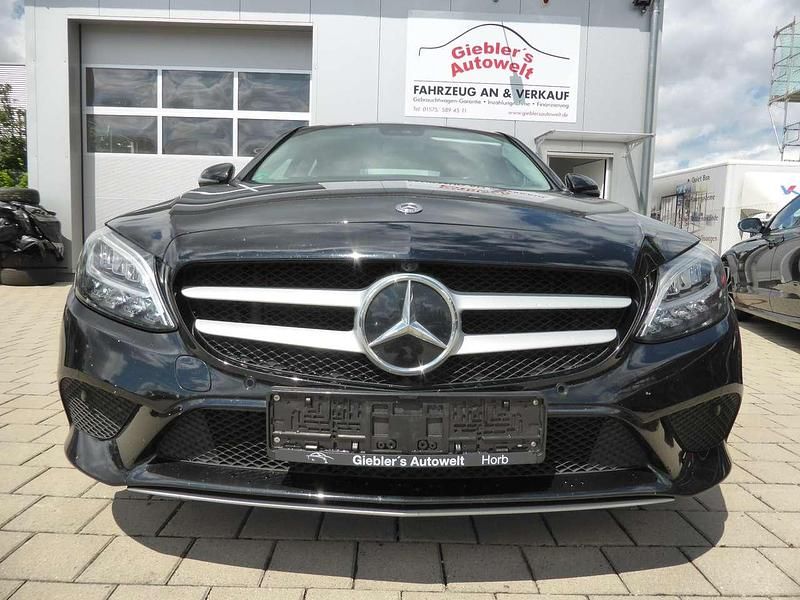 Schwarz Gebraucht 2020 Mercedes C180 Limousine | 19.800 € (Guter Preis) - Bild 1/4