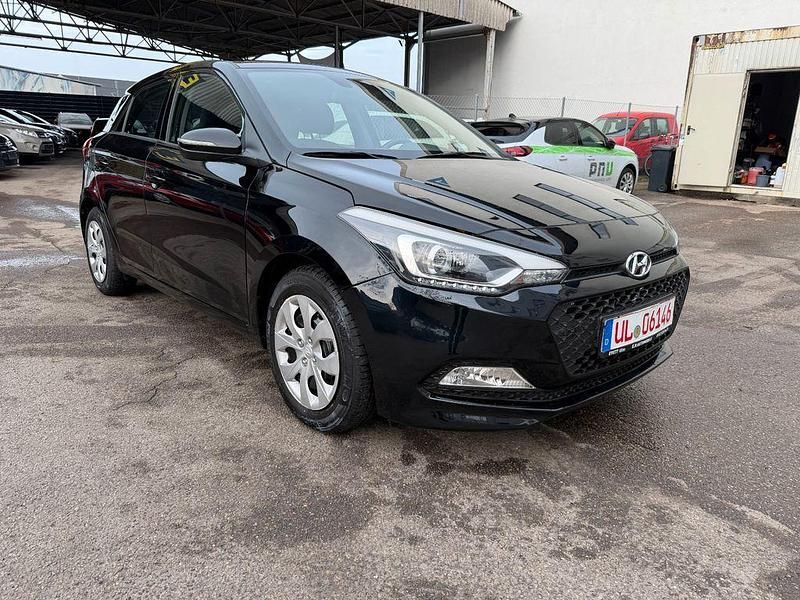 Gebraucht Hyundai i20 Style 101 PS (74 kW) 2016 Schwarz Limousine