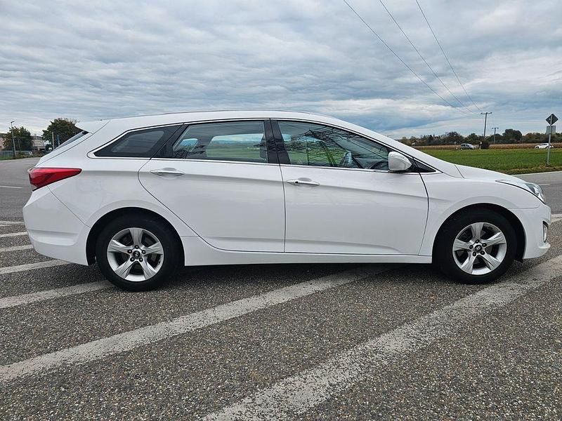 Weiß Gebraucht 2015 Hyundai i40 Edition Kombi | 10.990 € (Superpreis) - Bild 1/4