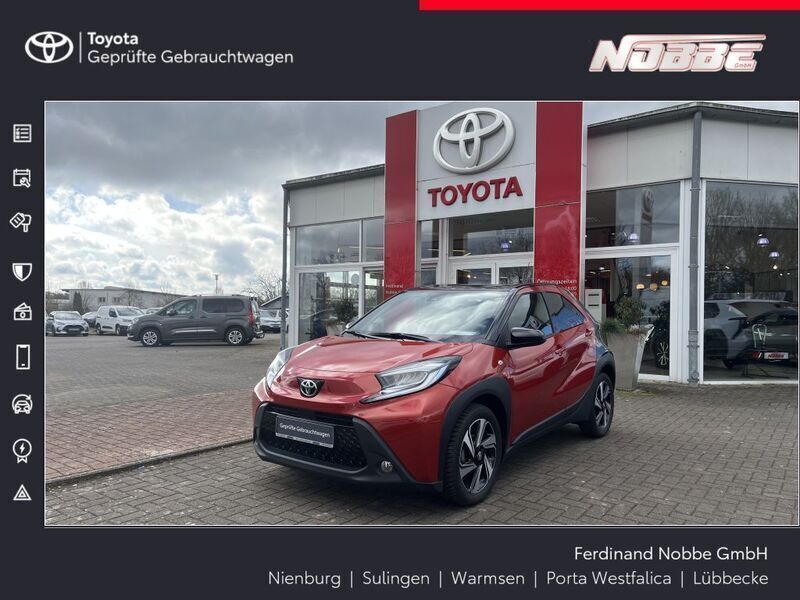 Chili red / night sky black Gebraucht 2023 Toyota Aygo Pulse Kleinwagen | 16.990 € (Etwas zu teuer) - Bild 1/3