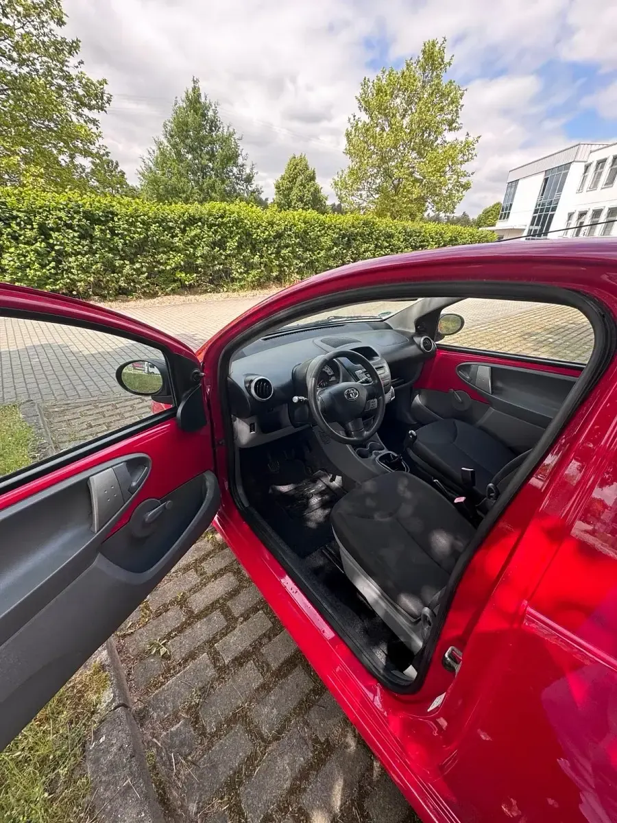 Gebraucht Toyota Aygo 68 PS (50 kW) 2009 Rot Kleinwagen