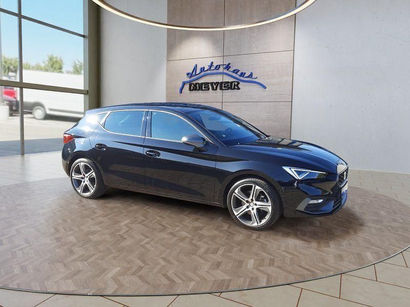 Mitternachtsschwarz Gebraucht 2024 Seat Leon FR Limousine | 27.780 € (Fairer Preis) - Bild 1/4