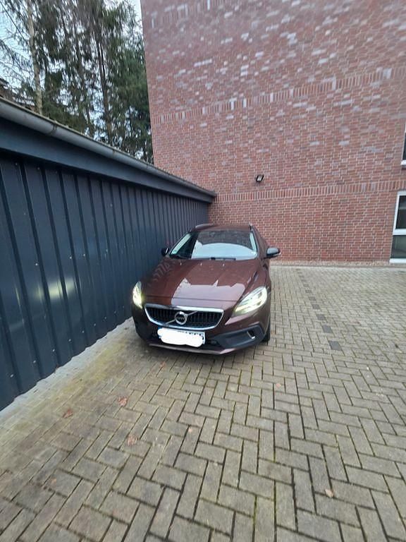 Braun Gebraucht 2016 Volvo V40 CC Summum Kombi | 12.999 € (Fairer Preis) - Bild 1/4