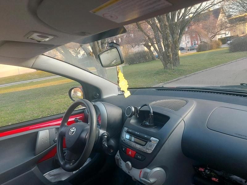 Gebraucht Toyota Aygo 68 PS (50 kW) 2008 Rot Kleinwagen