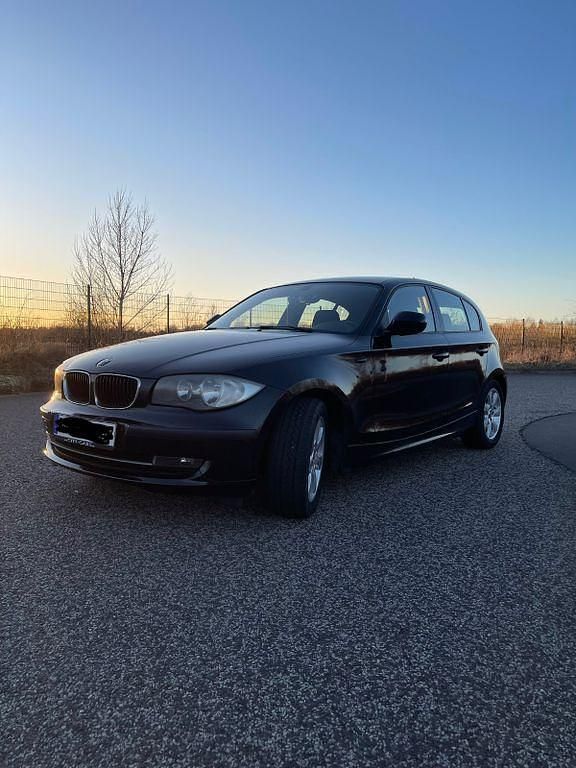 Gebraucht BMW 116 122 PS (89 kW) 2010 Schwarz Kleinwagen