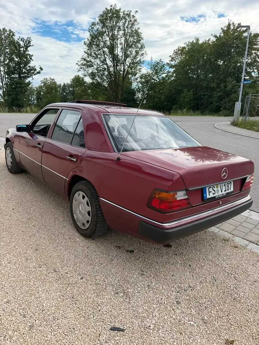 Gebraucht Mercedes E220 150 PS (110 kW) 1992 Rot Limousine