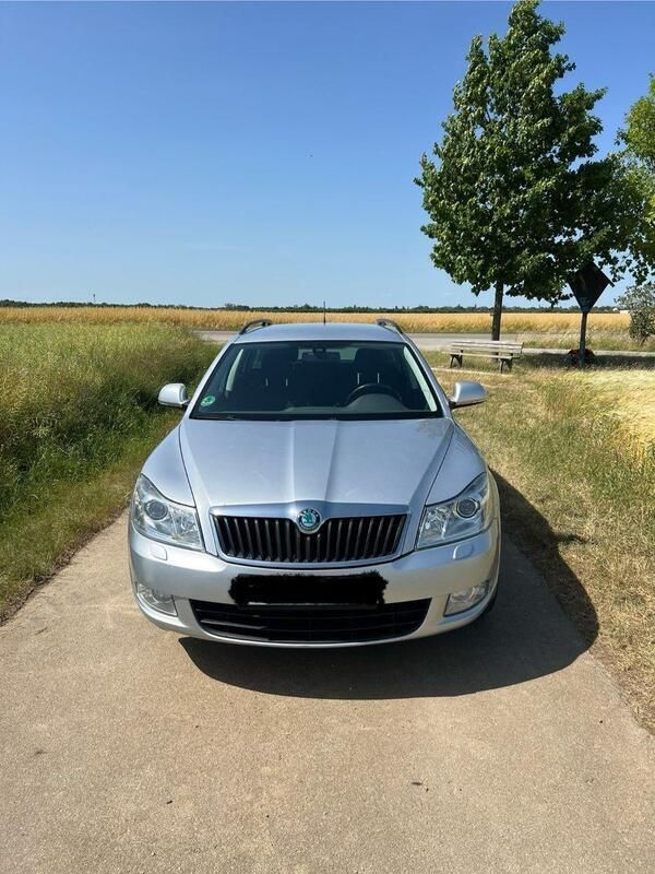 Grau Gebraucht 2012 Skoda Octavia Kombi | 5.499 € (Fairer Preis) - Bild 1/4