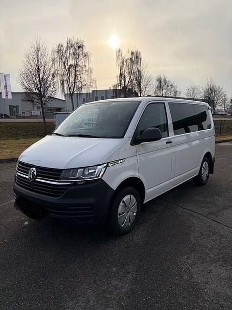 Weiß Gebraucht 2022 VW Caravelle Trendline Van / Kleinbus | 32.950 € (Superpreis) - Bild 1/4