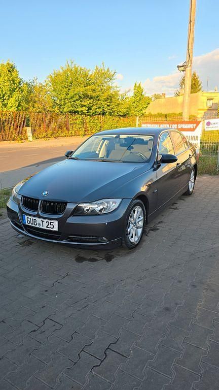 Grau Gebraucht 2005 BMW 325 Limousine | 9.800 € - Bild 1/4