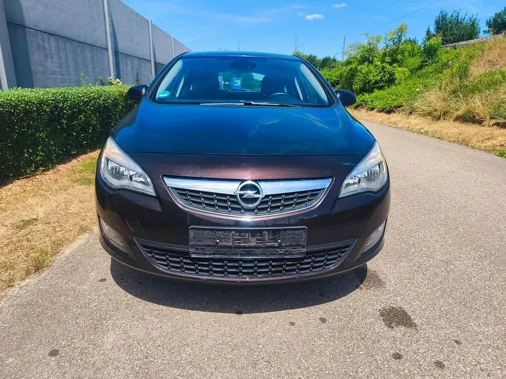Gebraucht Opel Astra Edition 101 PS (74 kW) 2012 Braun Limousine