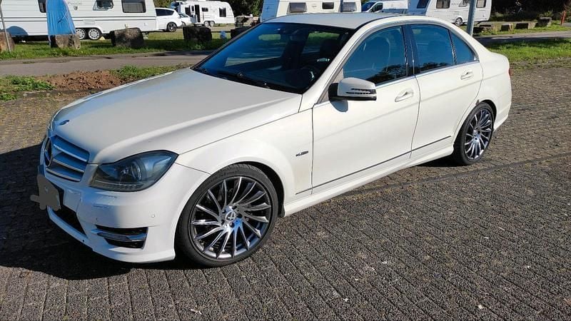 Weiß Gebraucht 2011 Mercedes C250 AMG line Limousine | 7.900 € (Superpreis) - Bild 1/4