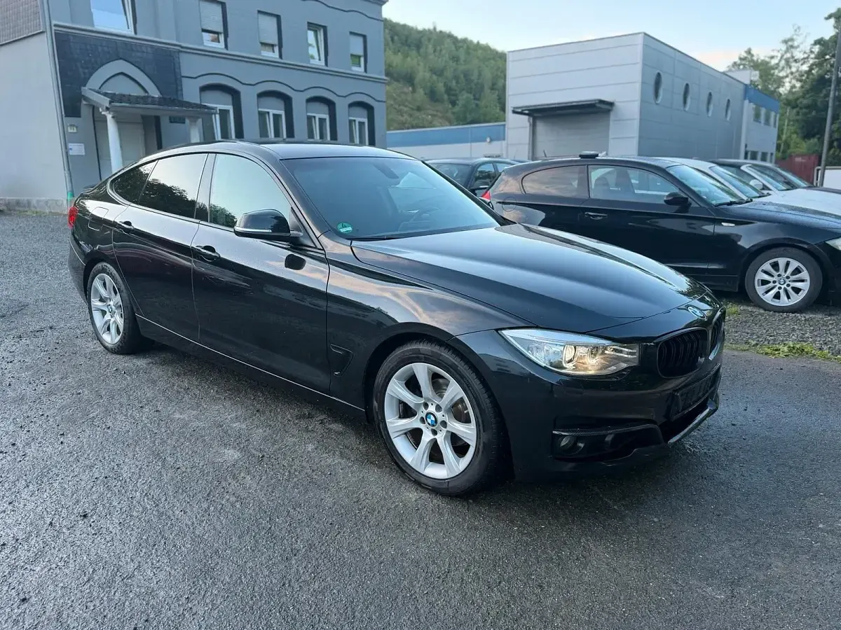 Gebraucht BMW 318 143 PS (105 kW) 2015 Schwarz Limousine