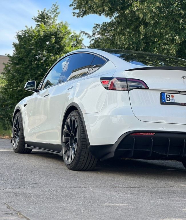 Weiß Gebraucht 2022 Tesla Model Y Performance SUV | 43.990 € (Teuer) - Bild 1/4
