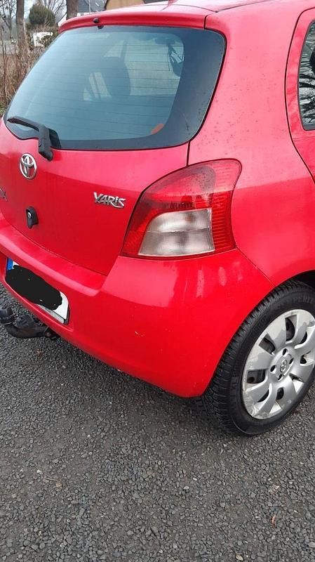 Rot Gebraucht 2006 Toyota Yaris Limousine | 1.950 € (Superpreis) - Bild 1/3