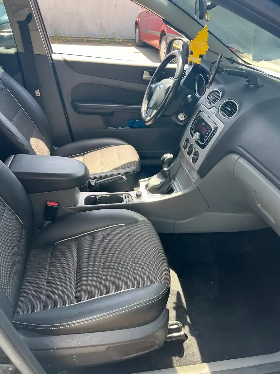 Gebraucht Ford Focus 125 PS (91 kW) 2010 Schwarz Kombi