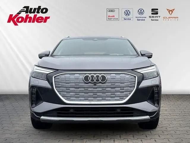 Taifungrau metallic (grau) Gebraucht 2021 Audi Q4 e-tron Advanced SUV | 24.880 € (Guter Preis) - Bild 1/3