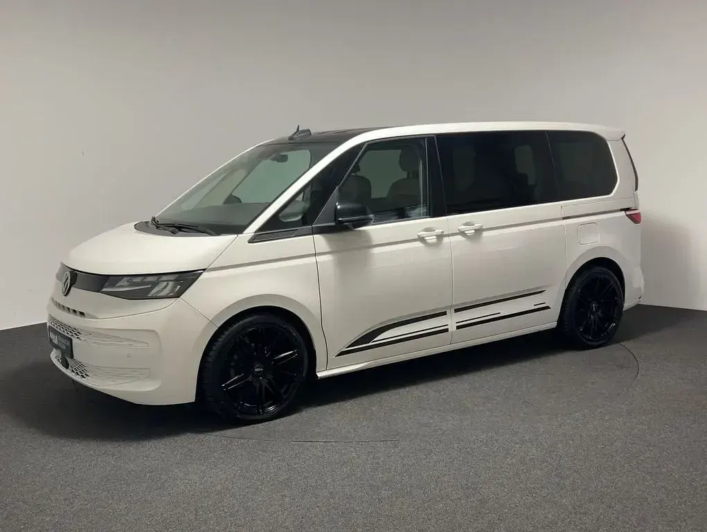Gebraucht VW Multivan Basis 150 PS (110 kW) 2023 Weiß Van / Kleinbus