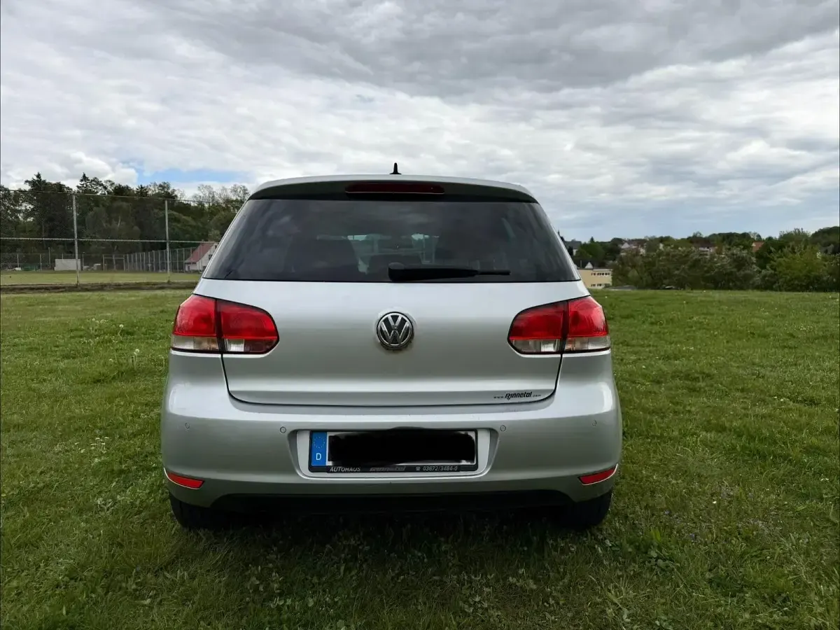 Second-hand VW Golf VII Trendline 105 CP (77 kW) 2012 Argintiu Berlinǎ