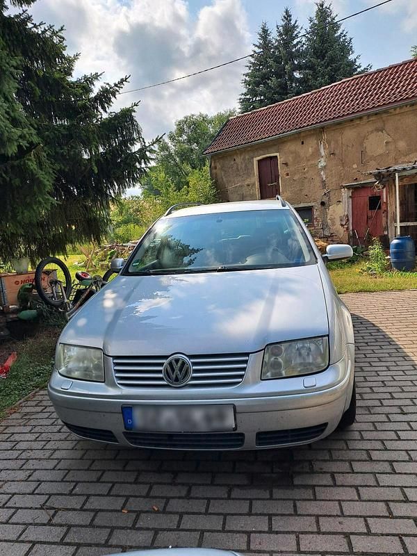 Grau Gebraucht 2003 VW Bora Limousine | 2.000 € (Fairer Preis) - Bild 1/4